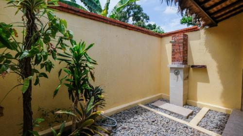a courtyard of a building with a toilet in it at Taman Sari Bali Resort and Spa in Pemuteran