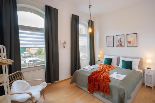 1 dormitorio con cama y ventana grande en Stilvoll & historisch I Kingbetten+Küche+Parkplatz en Wesel