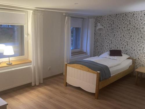 um pequeno quarto com uma cama e uma janela em NEU! Ferienwohnung Ostseebeere em Groß Zastrow
