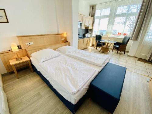 um quarto com uma cama grande e uma mesa em Stromschnelle, direkt am Alten Strom em Warnemünde