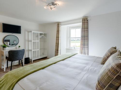 3 Bed in Crieff 78313 في Madderty: غرفة نوم بسرير ومكتب ونافذة