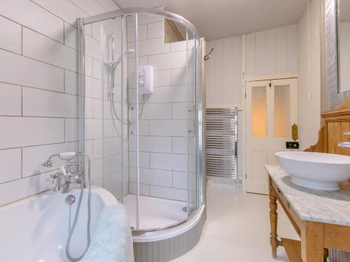 3 Bed in Great Hucklow 77715 في Hucklow: حمام مع دش وحوض استحمام ومغسلة