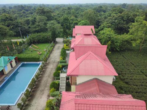 una vista aérea de una casa con piscina en Maa Greenary View - A Holiday Resort en Alīpur Duār