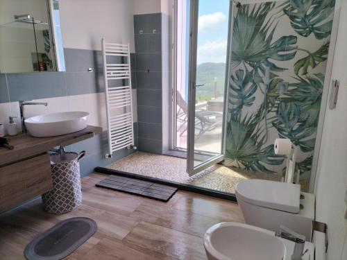 Sciara Eolie في ليباري: حمام مع مرحاض ومغسلة ومرآة