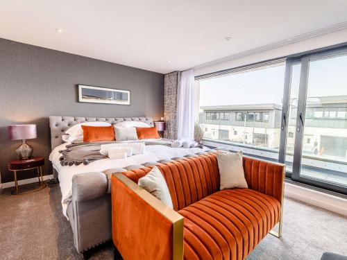 Un dormitorio con una cama grande y un sofá. en 5 Bed in Westward Ho 80650, en Westward Ho