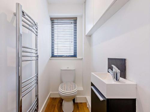 La salle de bains blanche est pourvue de toilettes et d'un lavabo. dans l'établissement 2 Bed in Bidford-on-Avon 82334, à Barton