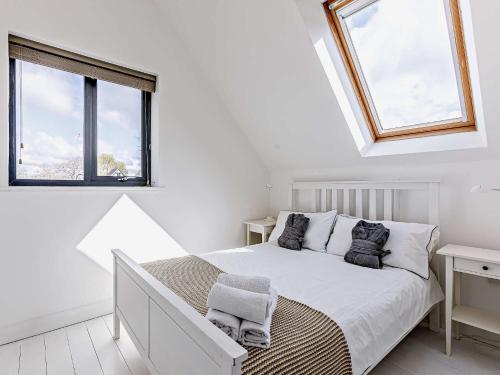 - une chambre blanche avec un lit et 2 fenêtres dans l'établissement 2 Bed in Bidford-on-Avon 82334, à Barton