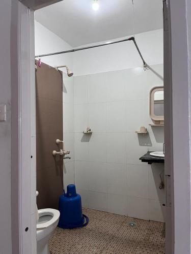 Ванная комната в Orchid Valley Cottage by Lexstays