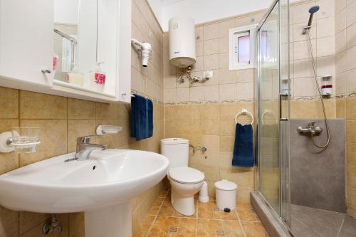 a bathroom with a sink and a toilet and a shower at Casa Doña Margarita in Tuineje