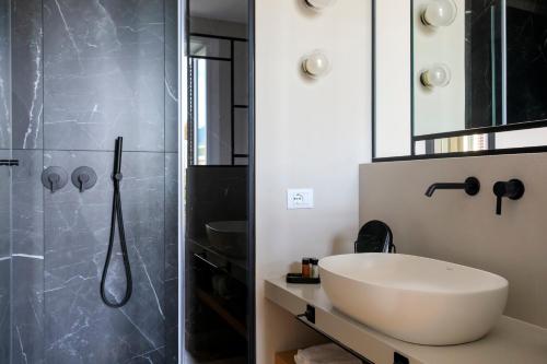 een badkamer met een witte wastafel en een douche bij Palermo al Massimo in Palermo