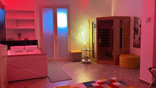 una cucina con illuminazione rosa in una camera di DREAM ROOMS a Bagheria