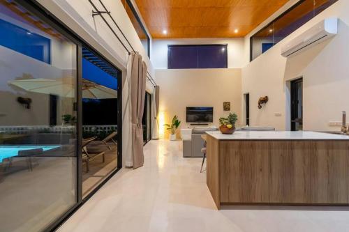 eine Küche und ein Wohnzimmer mit einem Pool in der Unterkunft Private Pool Paradise: Sereniwoods 3br in Nathon Bay