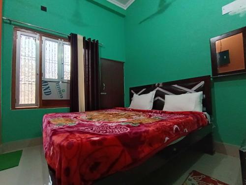 Postel nebo postele na pokoji v ubytování Hotel O Home Sambhu Homestay