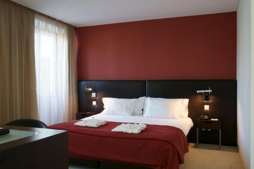 um quarto de hotel com uma cama com toalhas em Hotel Jeronimos 8 em Lisboa