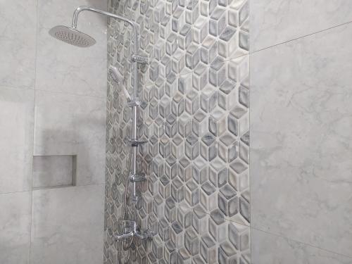 un bagno con doccia in vetro con porta posteriore di Urbanview Hotel Nimara Ngawi by RedDoorz a Ngawi