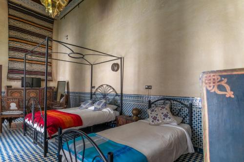 Tempat tidur dalam kamar di Riad Fes Palacete
