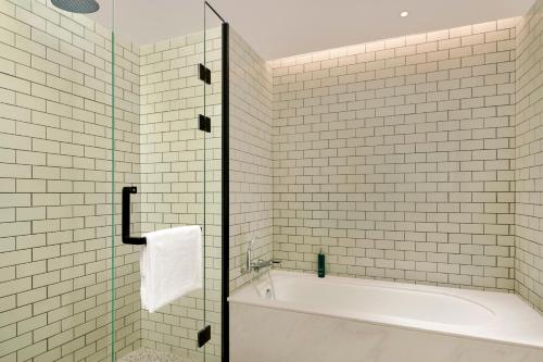 Ein Badezimmer in der Unterkunft DoubleTree by Hilton Shenzhen Airport Residences