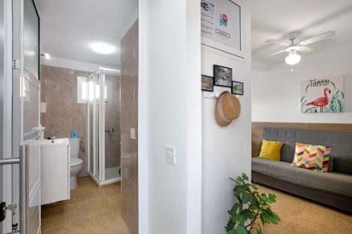 La salle de bains est pourvue d'un canapé et de toilettes. dans l'établissement Apartamento La Morena 3b, à El Pris