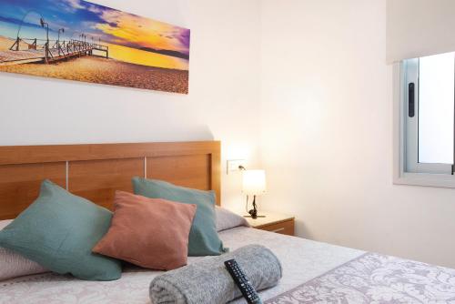 a bedroom with a bed with a painting on the wall at Apartamento La Morena 3b in El Pris