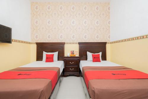 Кровать или кровати в номере RedDoorz near Taman Krida Budaya Malang