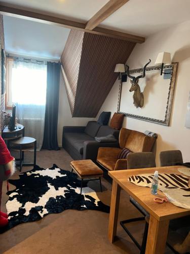 科帕奥尼克Аpartman 511 Zupa的客厅里有一张沙发和一张桌子。