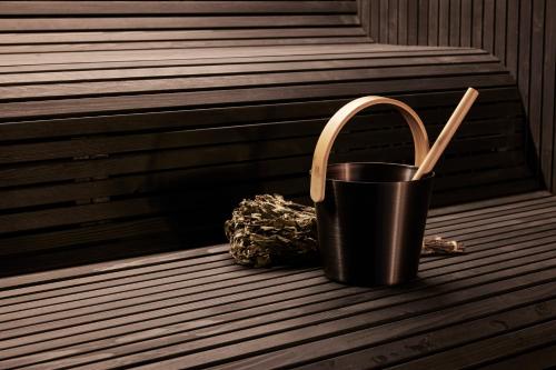 Příslušenství pro přípravu čaje a kávy v ubytování Hotel Greif, a Member of Design Hotels