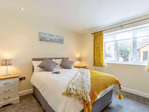 a bedroom with a large bed and a window at 2 Bed in Langport 82581 in Pitney