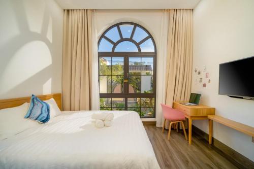 En eller flere senge i et værelse på New and spacious villa with 3 private bedrooms and swimming pool, 5 minutes to Han river, free parking