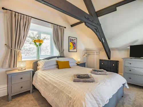 Un dormitorio con una cama grande y una ventana en 4 Bed in Dolgellau 85970, en Llanelltyd