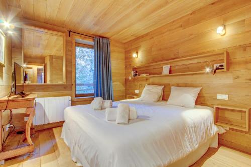 モルジヌにあるAuberge Duplexの木製の壁のベッドルーム1室(大型ベッド1台付)
