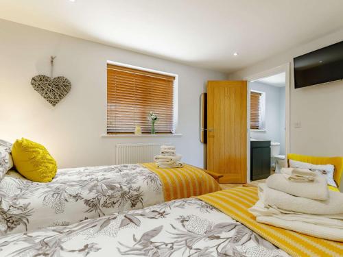 Ένα ή περισσότερα κρεβάτια σε δωμάτιο στο 2 bed in Stanton-by-Bridge 87408