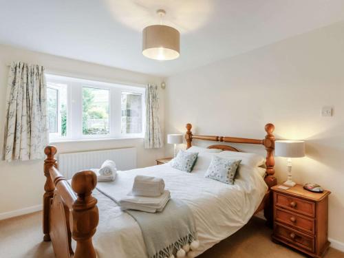 una camera con un grande letto e una finestra di 2 Bed in Kettlewell 87598 a Kettlewell