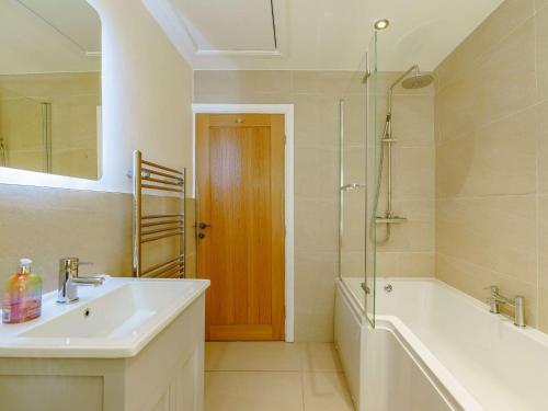 uma casa de banho com um lavatório, uma banheira e um chuveiro em 2 Bed in Thirsk 87460 em South Kilvington