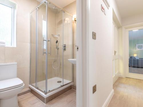 ein Bad mit einer Dusche und einem WC in der Unterkunft 2 Bed in St. Mellion 87704 in St Mellion