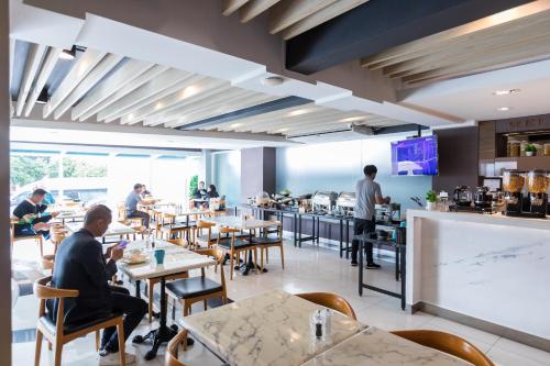 a restaurant with people sitting at tables at Cubic Pratunam in Bangkok