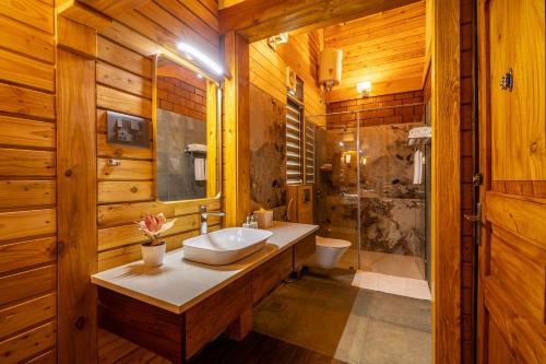 Ένα μπάνιο στο amã Stays and Trails The Malabar Villa Hibiscus, Kozhikode