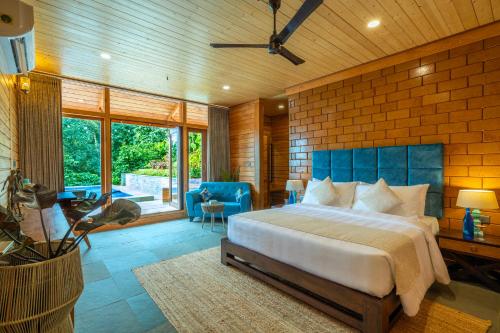 Ένα ή περισσότερα κρεβάτια σε δωμάτιο στο amã Stays and Trails The Malabar Villa Hibiscus, Kozhikode