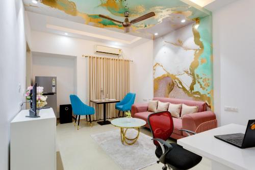 sala de estar con sofá y mesa en Avanti Tenantry- Gurugram en Gurgaon