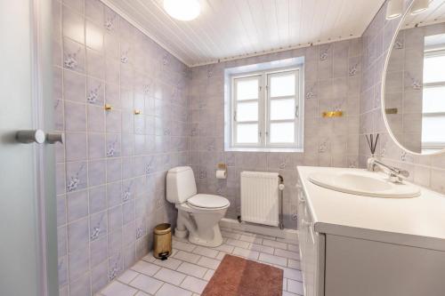 Ένα μπάνιο στο Kalvestalden - A Cozy Holiday Home