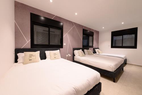 Postel nebo postele na pokoji v ubytování פנינת הנוף אילת DreamyRent Pearl Of The Landscape