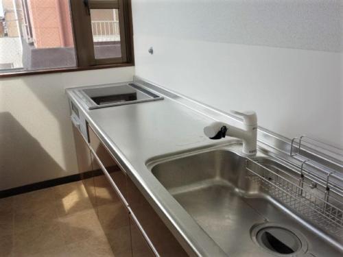 fregadero de acero inoxidable en una cocina con ventana en Corpo Umeyama 2F / Vacation STAY 4853, en Mibu