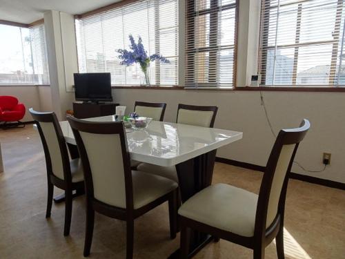 comedor con mesa blanca y sillas en Corpo Umeyama 2F / Vacation STAY 4853, en Mibu