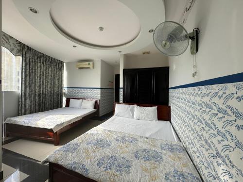A bed or beds in a room at OYO 1223 Vt New Day Hotel