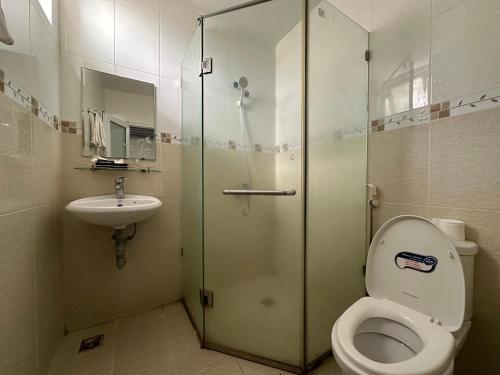 A bathroom at OYO 1223 Vt New Day Hotel