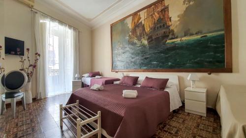 カターニアにあるCortile Stesicoroのベッドルーム1室(ベッド2台付)が備わります。壁には絵画が飾られています。