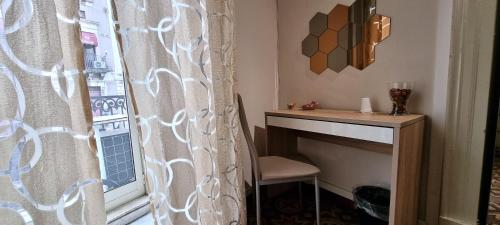 カターニアにあるCortile Stesicoroの窓、椅子、テーブルが備わる客室です。