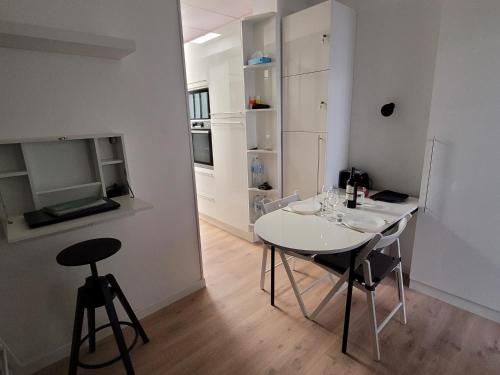 Kuchyňa alebo kuchynka v ubytovaní Studio bien équipé au calme à Montmartre