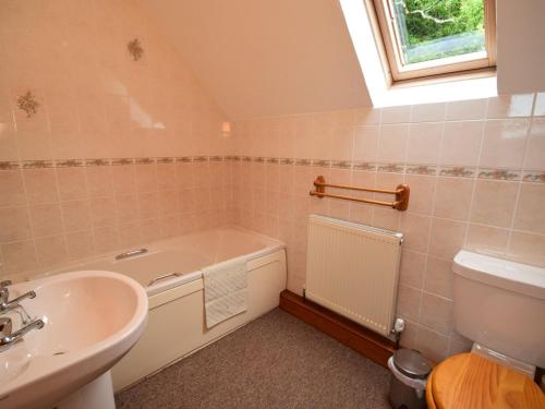 łazienka z umywalką, toaletą i wanną w obiekcie 2 Bed in Bradworthy KANNA w mieście Bradworthy
