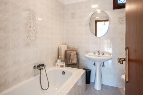 a bathroom with a bath tub and a sink at Villa Bramarosa in Montecatini Terme