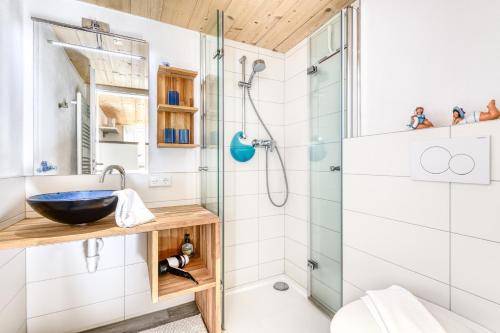 uma casa de banho com uma cabina de duche em vidro e um lavatório. em Ferienwohnung Zweisamkeit em Brand